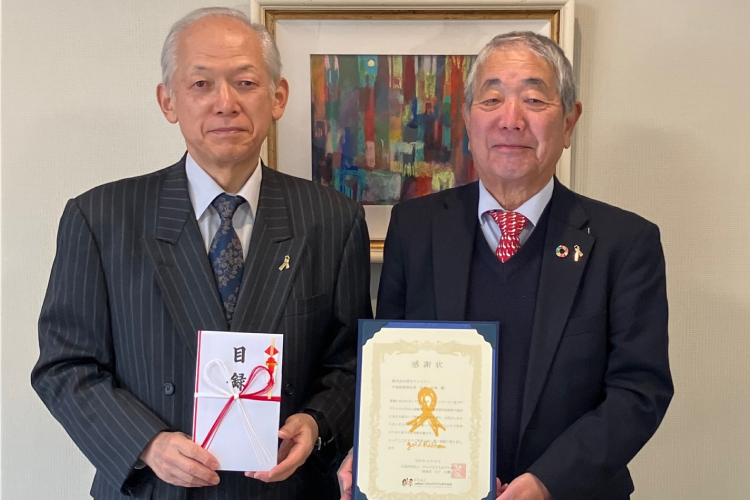 感謝状をもつ男性と男性医師